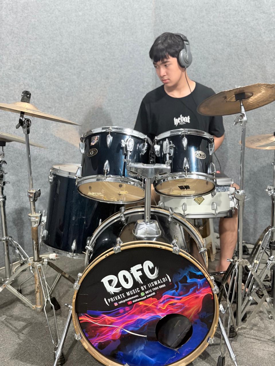 Siswa Belajar Musik